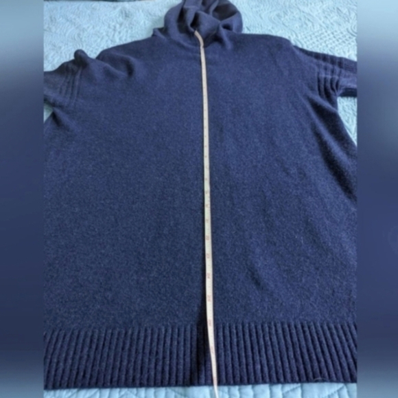 Navy blue long sleeve sweater hoodie pullover, medium, 2 front pockets, by Cyrus - Picture 8 of 11